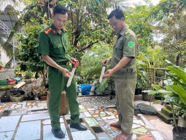 Công an xã Tân Lộc tiếp nhận 2 dao tự chế do anh T.L.C tự nguyện giao nộp.