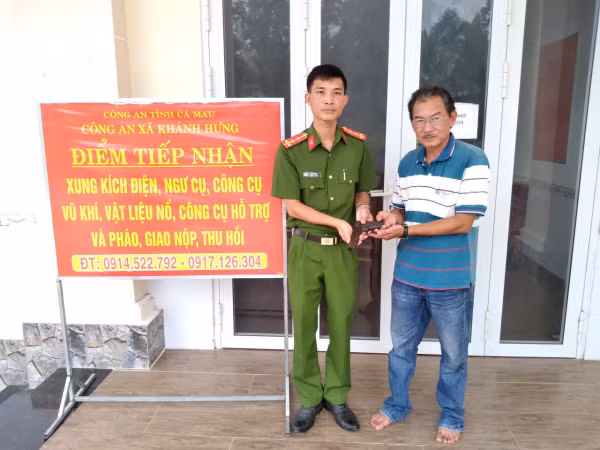 Tại mỗi xã, phường ở Cà Mau, hình ảnh người dân tự nguyện đến giao nộp vũ khí, công cụ hỗ trợ trở nên quen thuộc; lan tỏa mạnh trong cộng đồng dân cư.