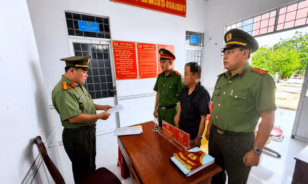 Cơ quan ANĐT Công an tỉnh Cà Mau tống đạt quyết định khởi tố bị can đối với Lưu Văn Ích (ngụ xã Khánh Bình) về hành vi “Sử dụng trái phép vũ khí quân dụng”.