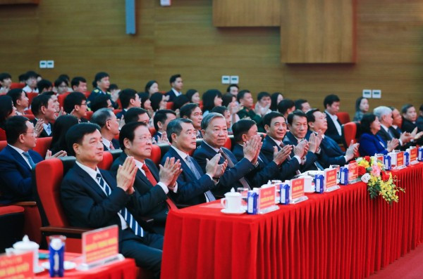 Tổng Bí thư Tô Lâm và các đồng chí lãnh đạo dự lễ khai mạc triển lãm.