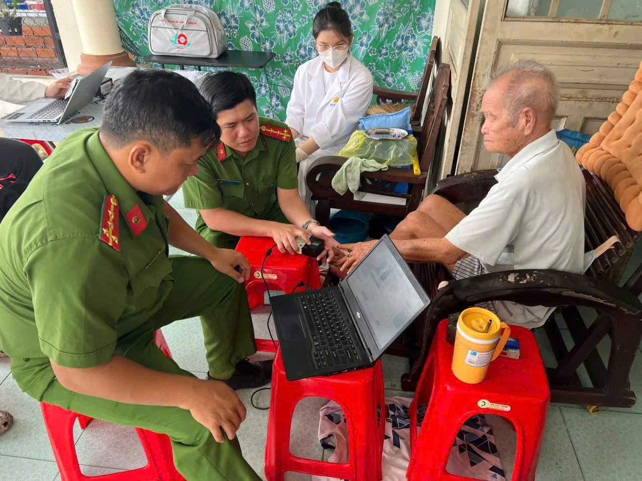 Công an Cần Thơ đến nhà lấy mẫu ADN thân nhân liệt sĩ chưa xác định danh tính.