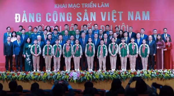 Tổng Bí thư Tô Lâm và các đồng chí lãnh đạo cùng các đại biểu, giáo viên, học sinh một số trường học trên địa bàn TP Hà Nội tại lễ khai mạc triển lãm.