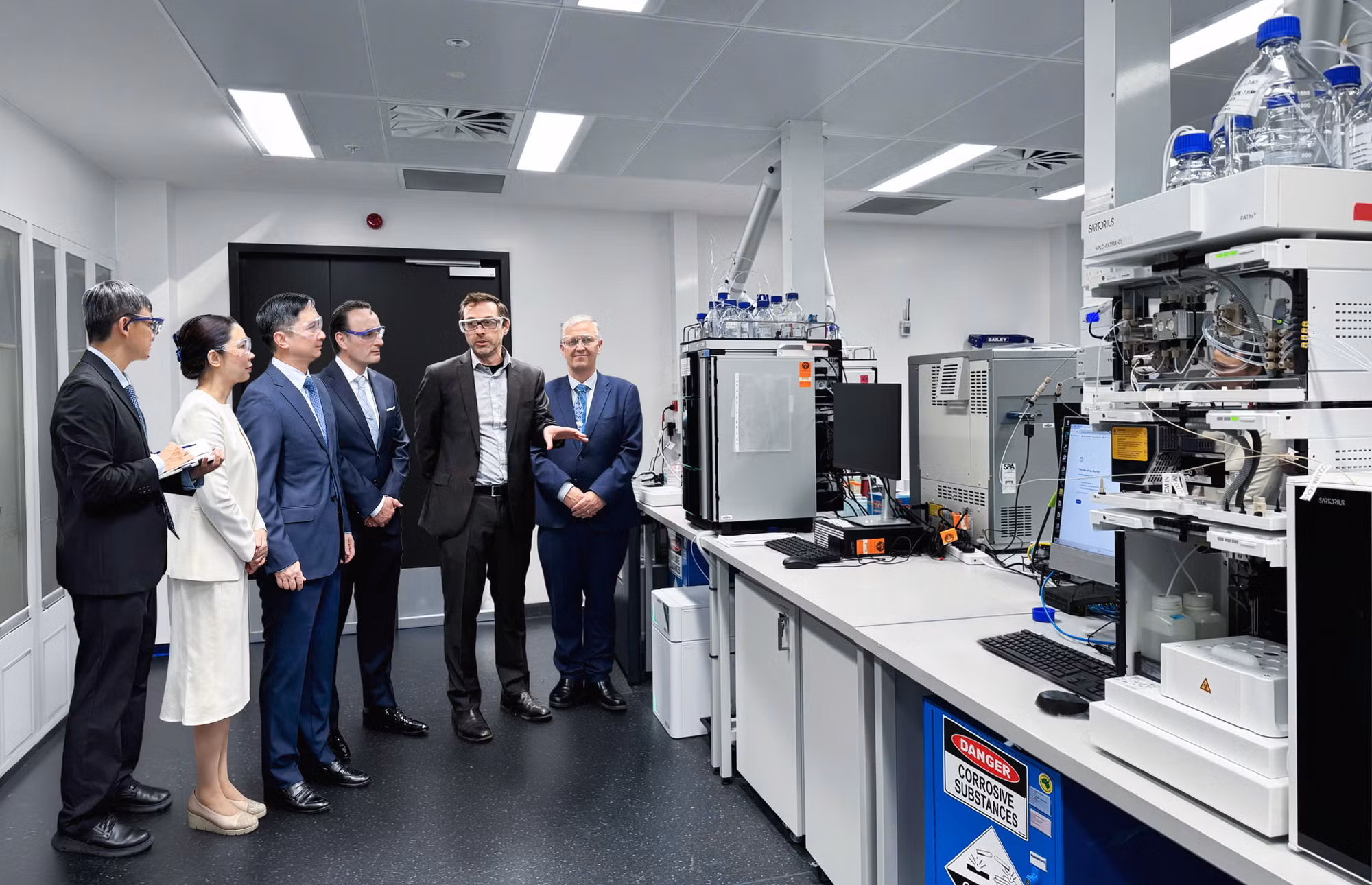 Các chuyên gia Viện RNA giới thiệu Phòng Thí nghiệm và Trung tâm Tiền lâm sàng của Đại học New South Wales (UNSW). Ảnh: Viện Nghiên cứu Tâm Anh