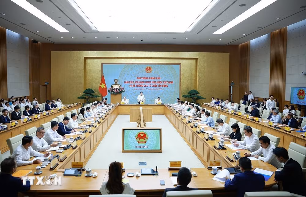 Thủ tướng Lê Minh Hưng làm việc với Ngân hàng Nhà nước Việt Nam và các hệ thống tín dụng. (Ảnh: Dương Giang/TTXVN)