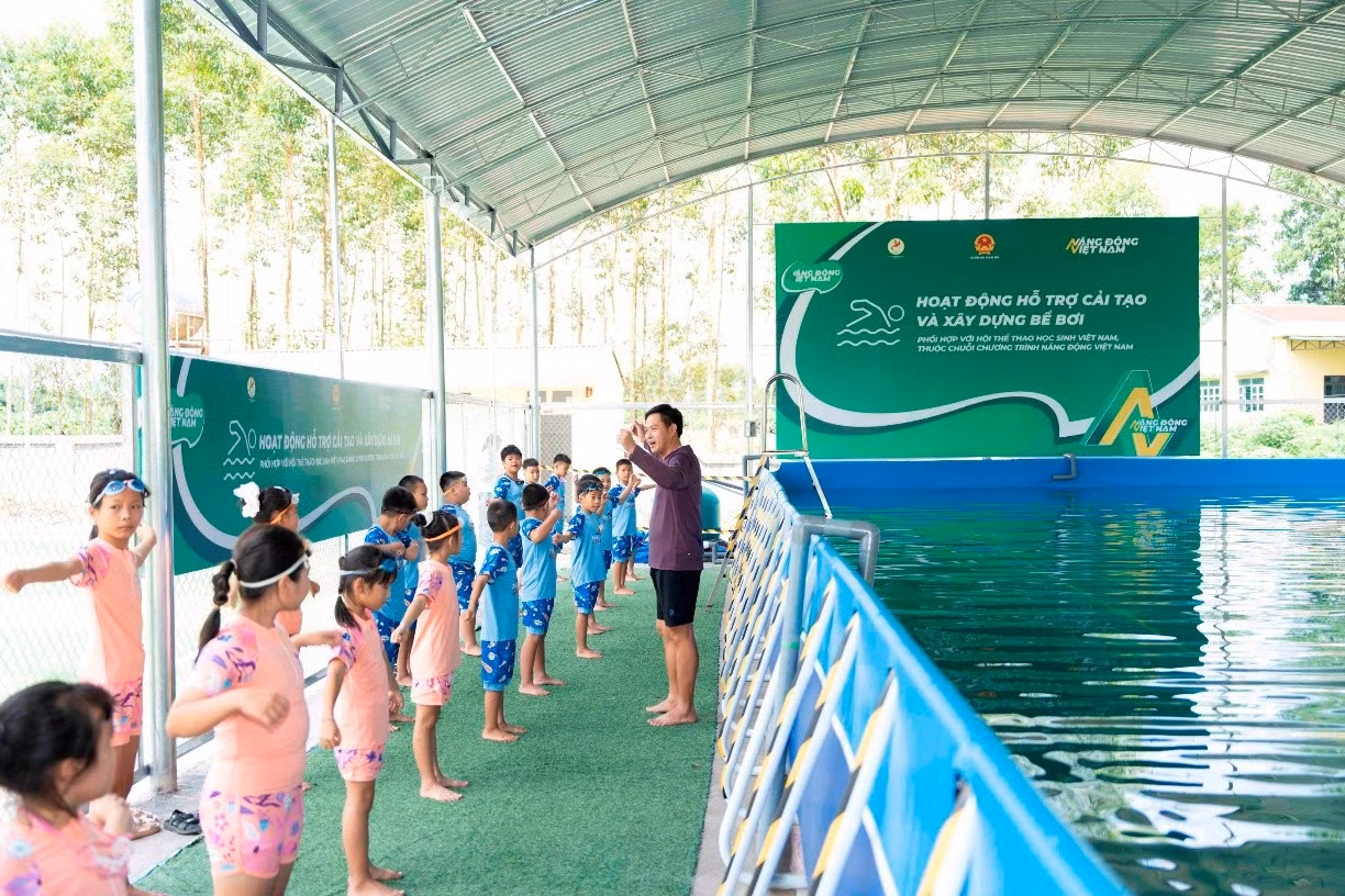 Ngay sau lễ khánh thành bể bơi, nhà trường đã tổ chức lớp dạy bơi mô hình điểm cho các em học sinh.
