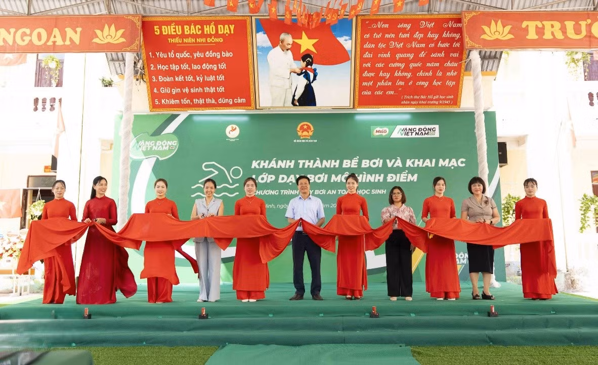 Các đại biểu cắt băng khánh thành bể bơi tại sự kiện.