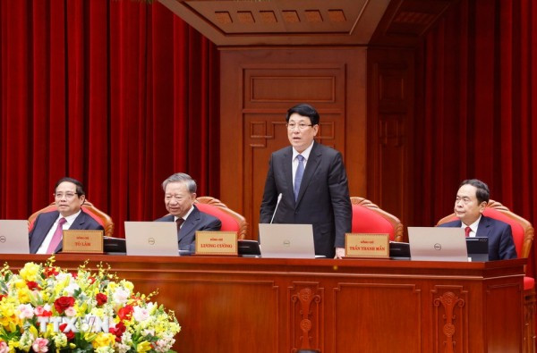 Chủ tịch nước Lương Cường điều hành Phiên khai mạc Hội nghị lần thứ 11 Ban Chấp hành Trung ương Đảng khóa XIII. (Ảnh: TTXVN)