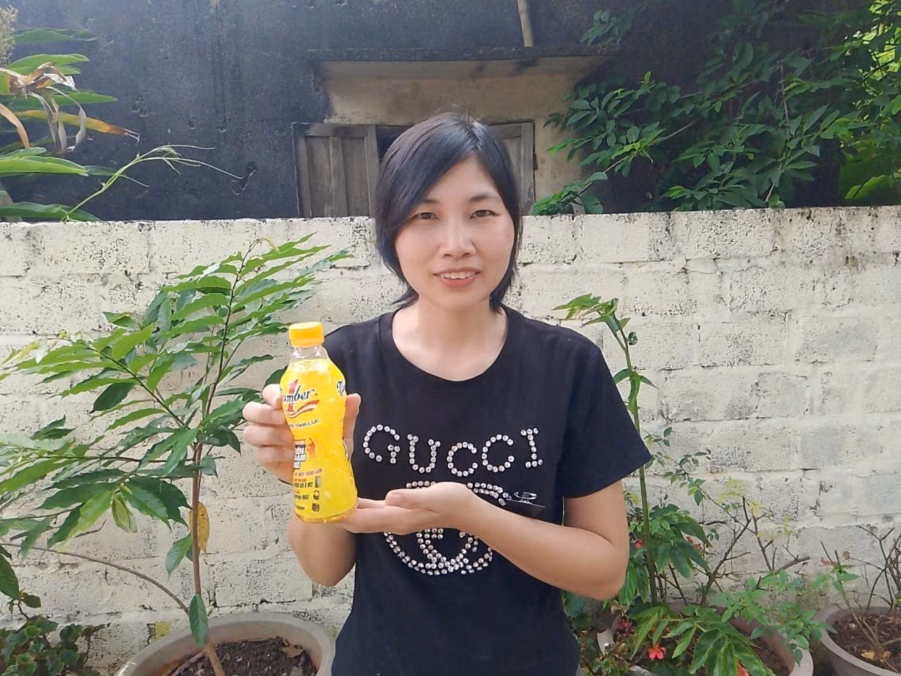 Chị Trịnh Thị Ngọc trong một lần xé nhãn chai Number 1 vào mùa hè năm ngoái đã mang đến cho chị giải thưởng 50 triệu đồng để trả bớt nợ xây nhà.