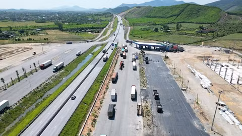 Vì sao các trạm dừng nghỉ cao tốc Bắc - Nam qua miền Trung thi công mãi không xong?