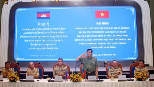 Thiếu tướng Nguyễn Văn Hận, Giám đốc Công an tỉnh An Giang cùng lãnh đạo Công an các tỉnh: Kampot, Kep, Takeo, Kandal, Preah Sihanouk - Vương quốc Campuchia chủ trì hội nghị.