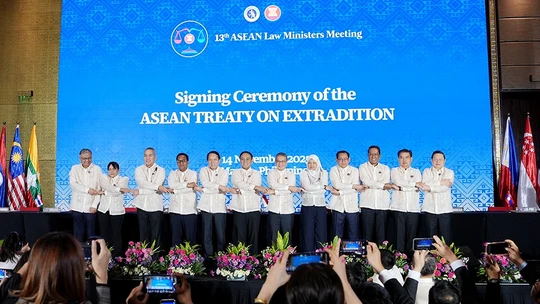 Bộ trưởng Lương Tam Quang dự Lễ ký Hiệp định ASEAN về dẫn độ