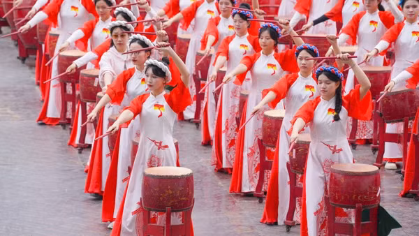 Màn biểu diễn quy mô nhất của Đoàn Nghệ thuật trống hội CAND chào mừng Đại hội Đảng