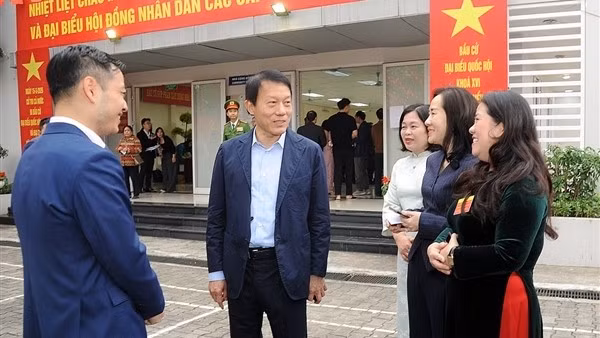 Bộ trưởng Lương Tam Quang bỏ phiếu bầu cử tại Khu vực bỏ phiếu số 11