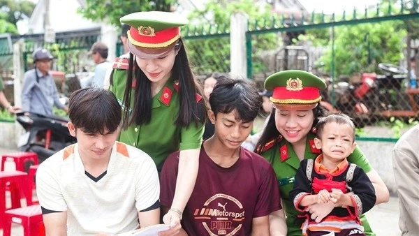 Sống giữa lòng nhân dân