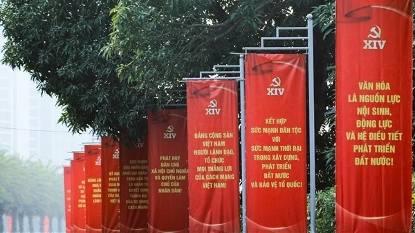 Đường phố Hà Nội rực rỡ cờ hoa hướng về Đại hội XIV của Đảng