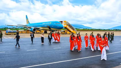 Chuyến bay đầu tiên hạ xuống Liên Khương sau nửa năm