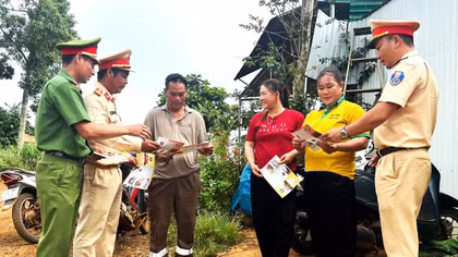 Công an xã vùng cao vượt khó khăn, đưa pháp luật đến với người dân