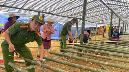 Công an Lâm Đồng dầm mình trong mưa lũ giúp đỡ nhân dân