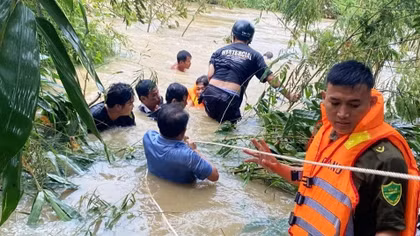 Công an Lâm Đồng bám địa bàn giúp dân ứng phó mưa lũ