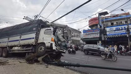 Xe tải chở 12 tấn cà phê tự trôi, tông gãy trụ điện trung thế