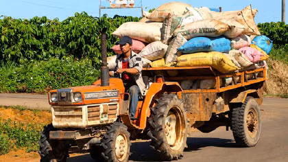Hiểm họa khôn lường từ máy cày độ chế chở người 