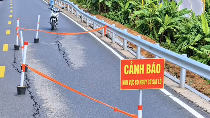 Xuất hiện điểm sụt lún lớn trên quốc lộ 28B