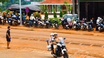 Công an xã biên giới đưa thí sinh tới phòng thi phút chót
