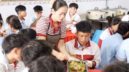 Ấm lòng “Bữa cơm 0 đồng” cho sĩ tử vùng sâu, vùng xa