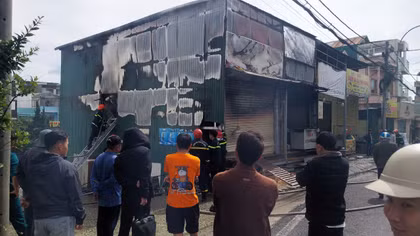 Dập tắt đám cháy tại một quán ăn ở trung tâm Đà Lạt
