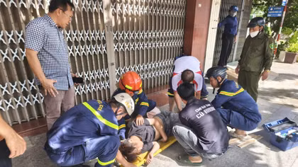 Giải cứu nam thanh niên có ý định nhảy lầu từ tầng 5