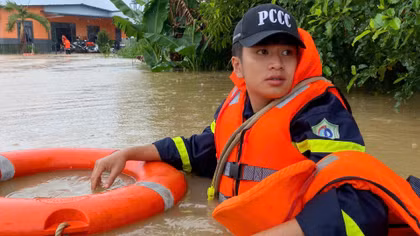 Công an Lâm Đồng cứu 16 người dân mắc kẹt trong lũ