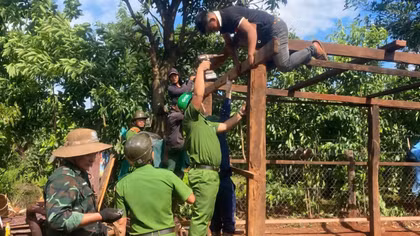 Công an xã biên giới giúp dân dựng nhà sau trận lốc xoáy 