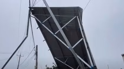 Lốc xoáy gây tốc mái nhiều nhà dân ở Lâm Đồng