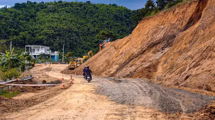 Xuất hiện vết nứt dài 70m trên Quốc lộ 28 qua Lâm Đồng