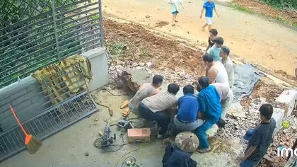 Tháo dỡ cổng nhà, một người bị trụ bê tông đè tử vong