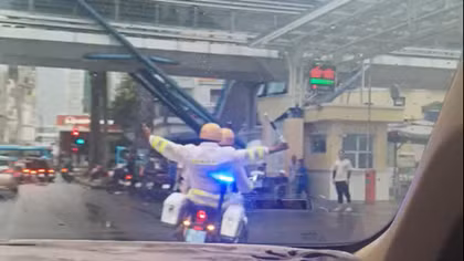 Nghẹt thở hành trình hơn 300km đưa sản phụ nguy kịch đi cấp cứu 