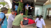 Trên đường giúp dân làm nhà, các chiến sĩ Công an giúp sản phụ đỡ đẻ