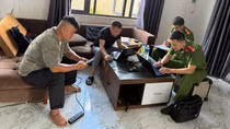 Công an triệu tập người bố xích con trong nhà để đi làm