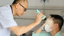 Tiêm filler xóa nhăn trán tại spa, người đàn ông suýt mù mắt
