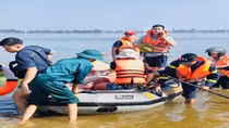 Những hình ảnh xúc động của CBCS Công an Thủ đô hỗ trợ người dân ứng phó với mưa lũ