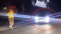 Tài xế ô tô lùi xe xuống ruộng để "né" kiểm tra nồng độ cồn
