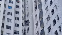 Dập tắt đám cháy căn hộ trên tầng 12, hàng trăm cư dân thoát nạn