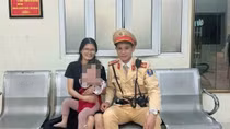Mẹ chở con gái 4 tuổi đi làm đêm, để con đi lạc ra ngã tư, may mắn được CSGT phát hiện