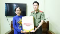 Giám đốc Công an tỉnh Ninh Bình thăm, tặng quà gia đình chính sách, người có công với Cách mạng