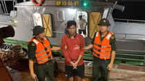 Bắt giữ đối tượng truy nã lẩn trốn trên tàu cá ngoài biển