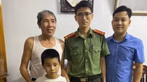 Cả nhà vỡ oà khi cháu bé đi lạc được Công an tìm thấy đưa về