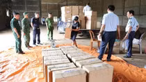 Tạm giữ lô hàng bánh kẹo không rõ nguồn gốc