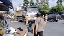 Rơi vào “điểm mù” của xe ben, 2 người phụ nữ thương vong