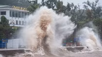 Bão vừa qua, Hải Phòng ngập trong nước triều cường