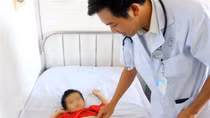 Búi tóc nặng nửa ký nằm trong dạ dày bé trai 5 tuổi